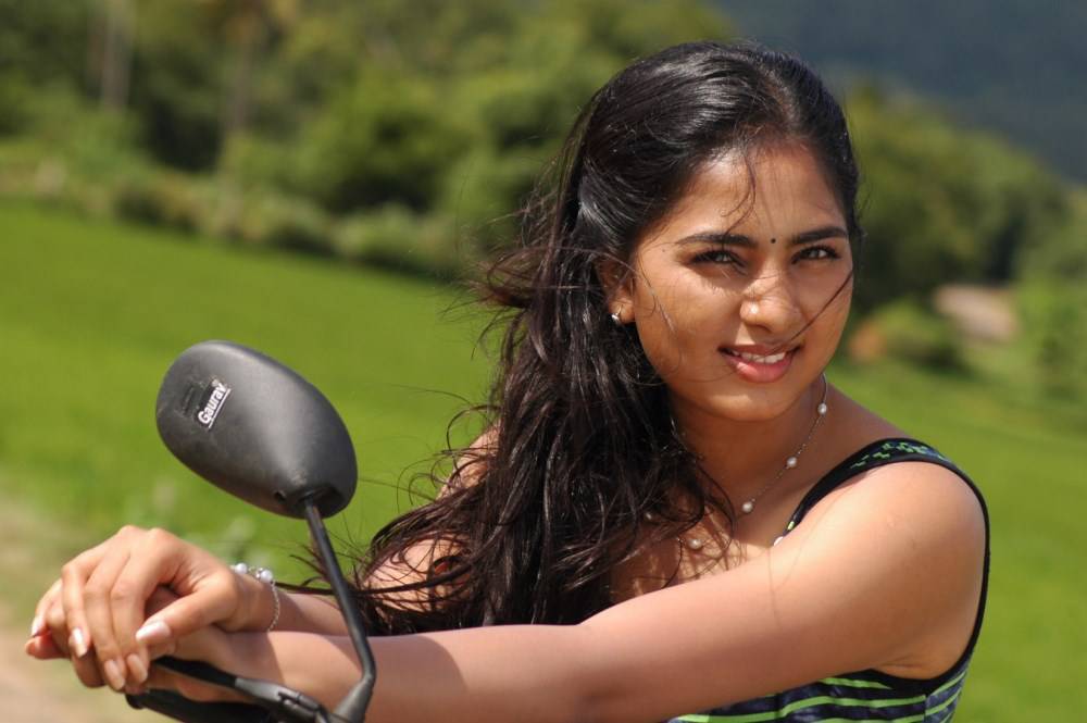Actress Shrushti Dange Stills from Puriyatha Aanandham Puthithaga Aarambam Tamil Movie
