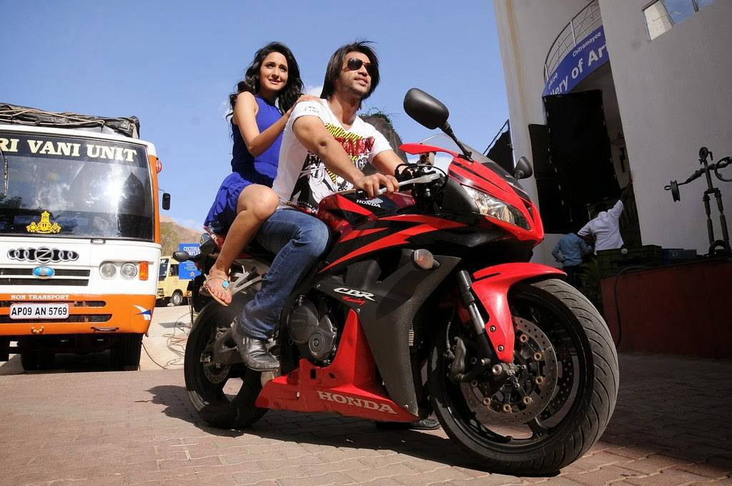 Mirchi Lanti Kurradu Telugu Movie Stills Starring Abijeet Duddala, Pragya Jaiswal