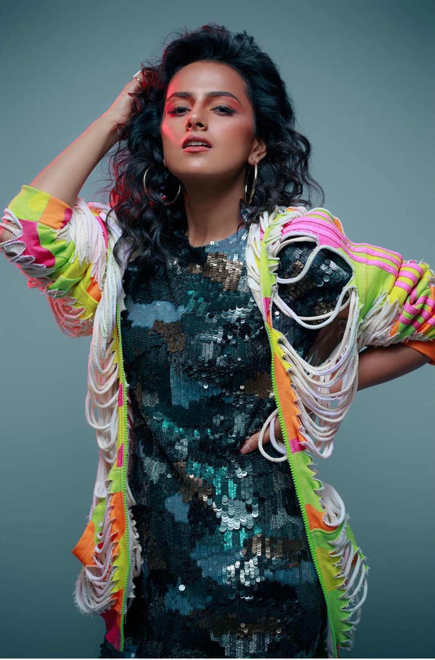 Shraddha Srinath Sizzling Images.