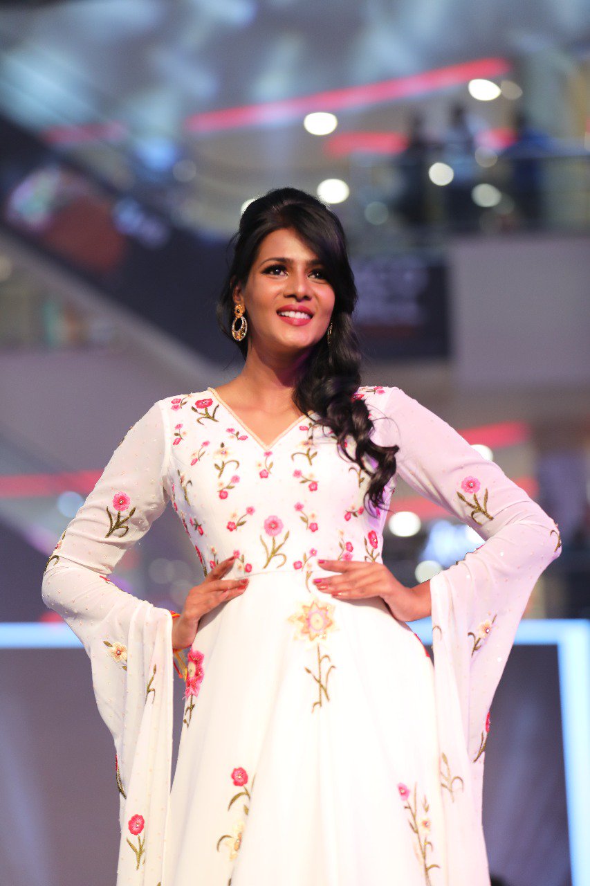 Meera Mitun Sizzling Photos.