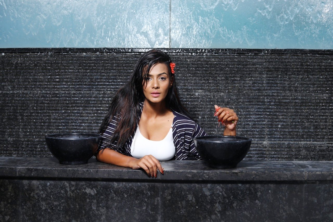 Meera Mitun Sizzling Photos.