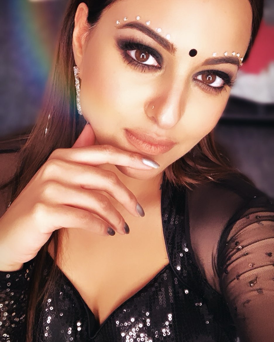 Sonakshi Sinha Amazing Photos.
