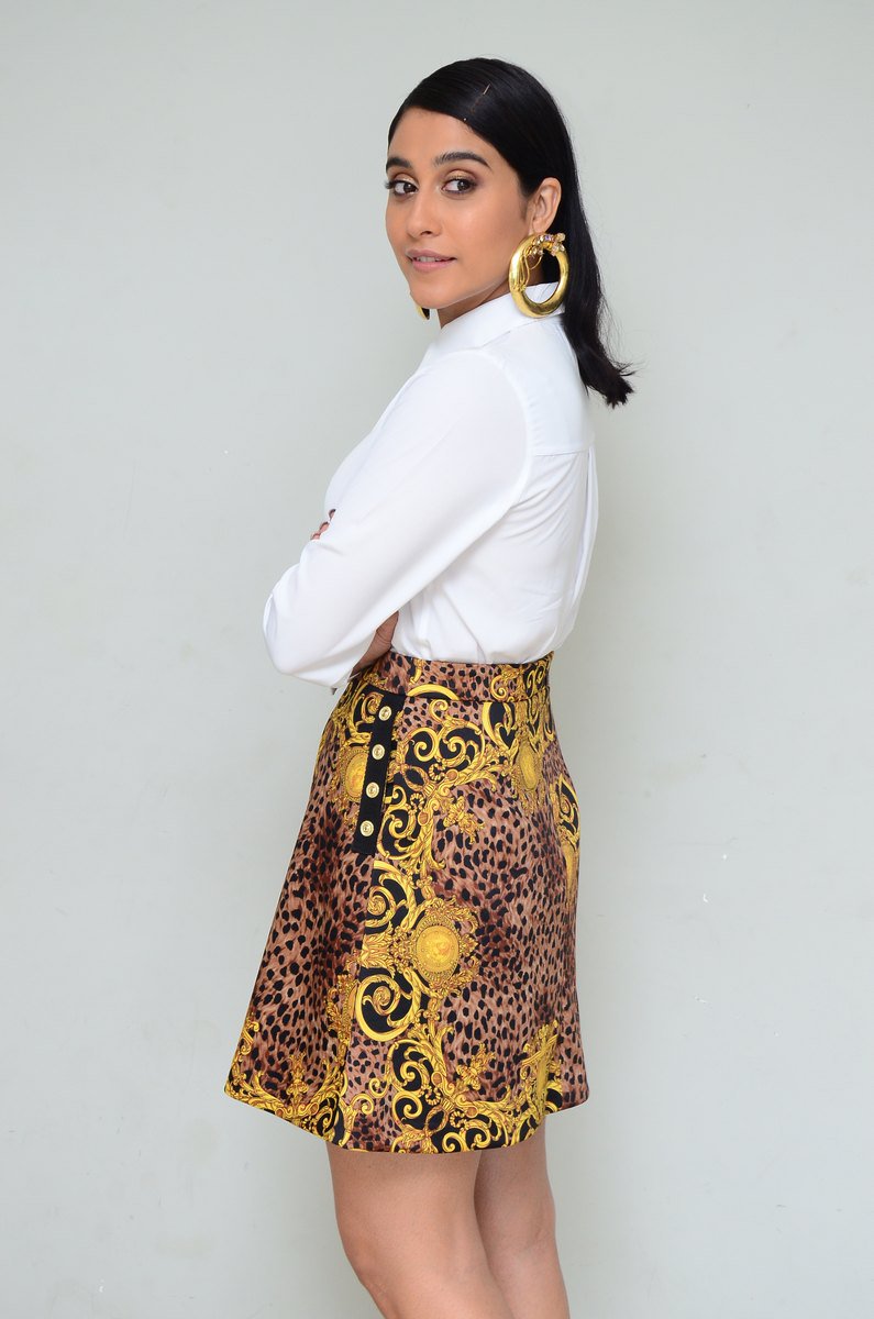 Regina Cassandra Stunning Photos.