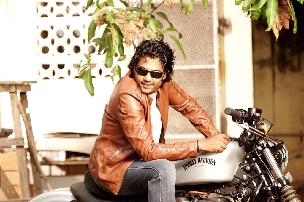 Paambaattam Latest Stills.