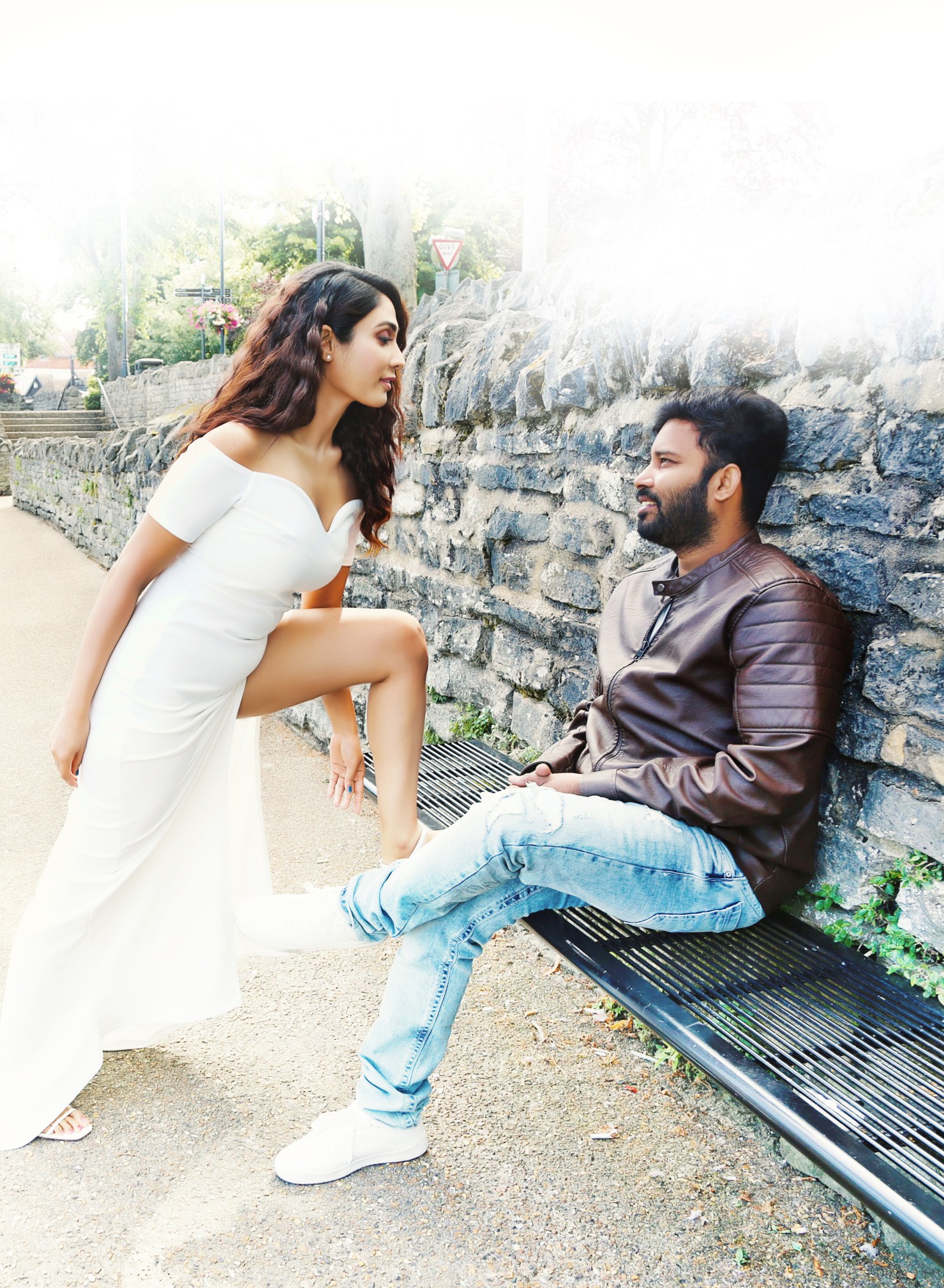 Naanum Single Dhaan Latest Stills.