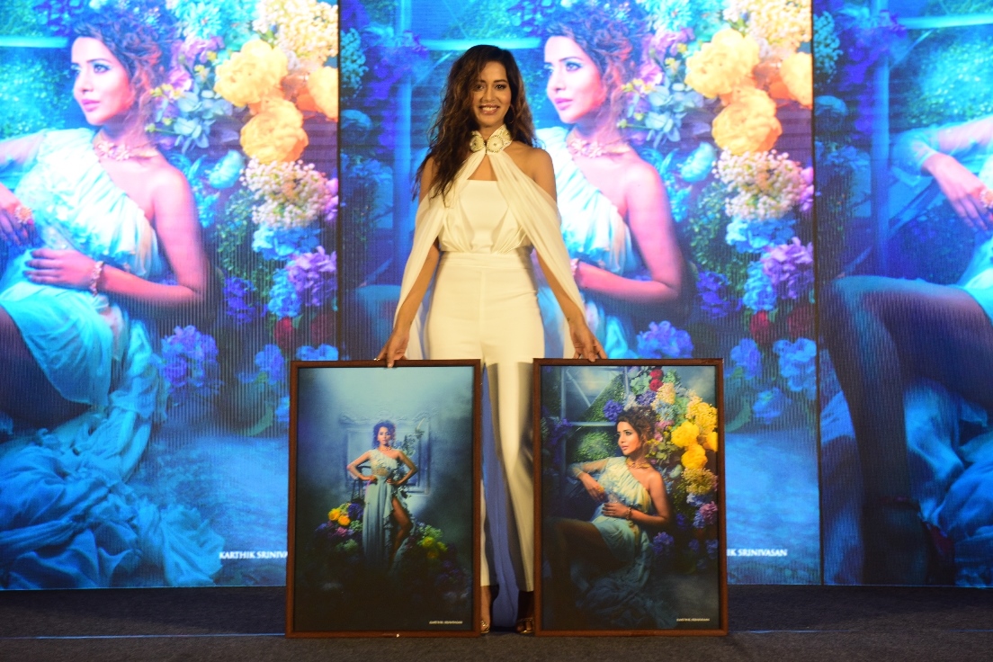 Latest photos of Celebrity photographs.