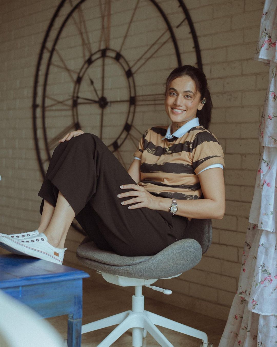 Taapsee Pannu Dazzling Photos.