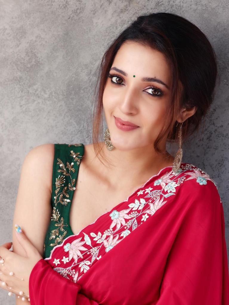 Latest Stills of Neha Shetty in Saree.