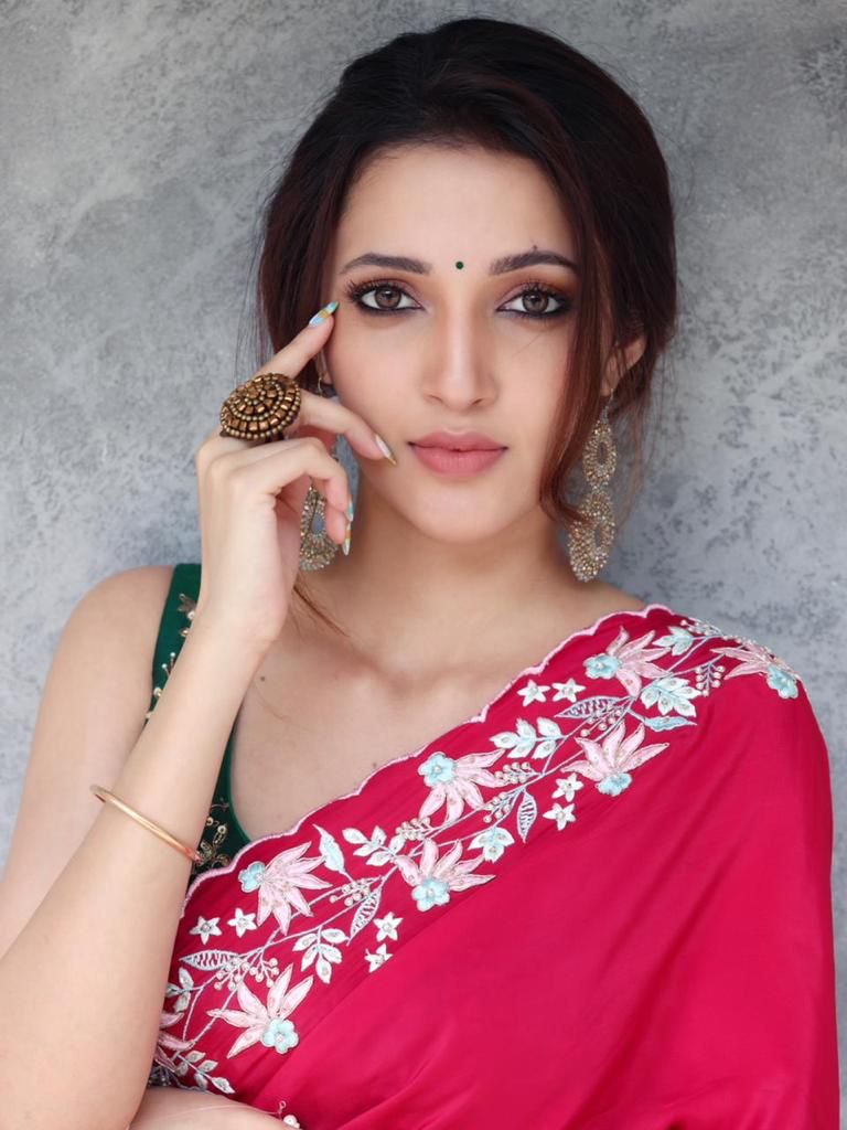 Latest Stills of Neha Shetty in Saree.