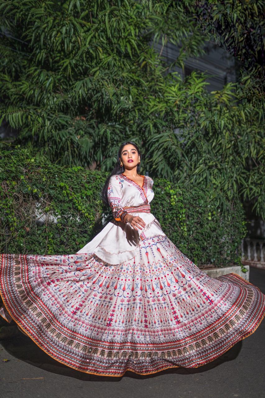 Regina Cassandra Stunning Photos.