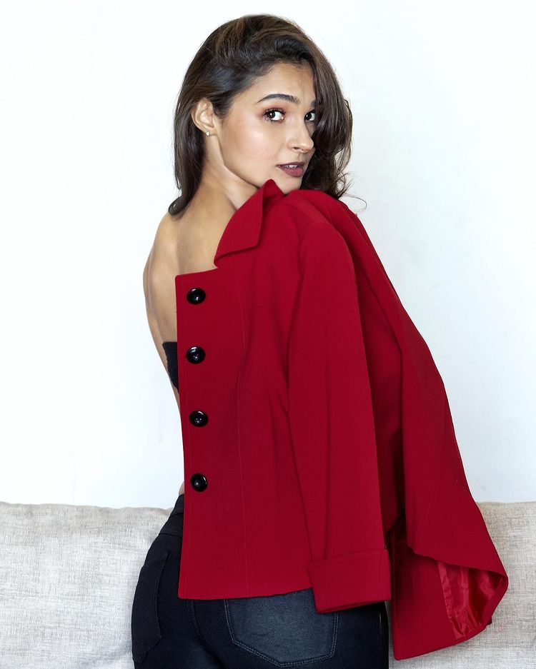 Andrea Jeremiah Dazzling Stills.