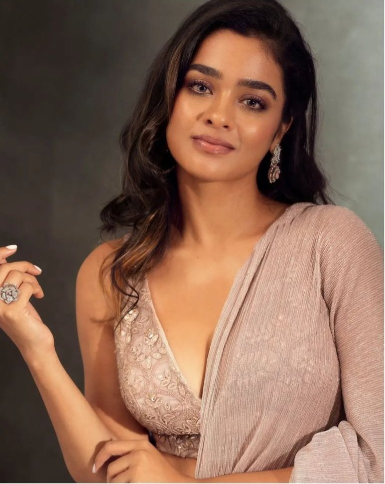 Gayathrie Shankar Nice Pics.