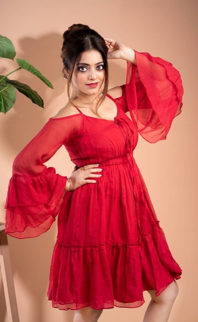 Actress Janani Iyer Sizzling Stills