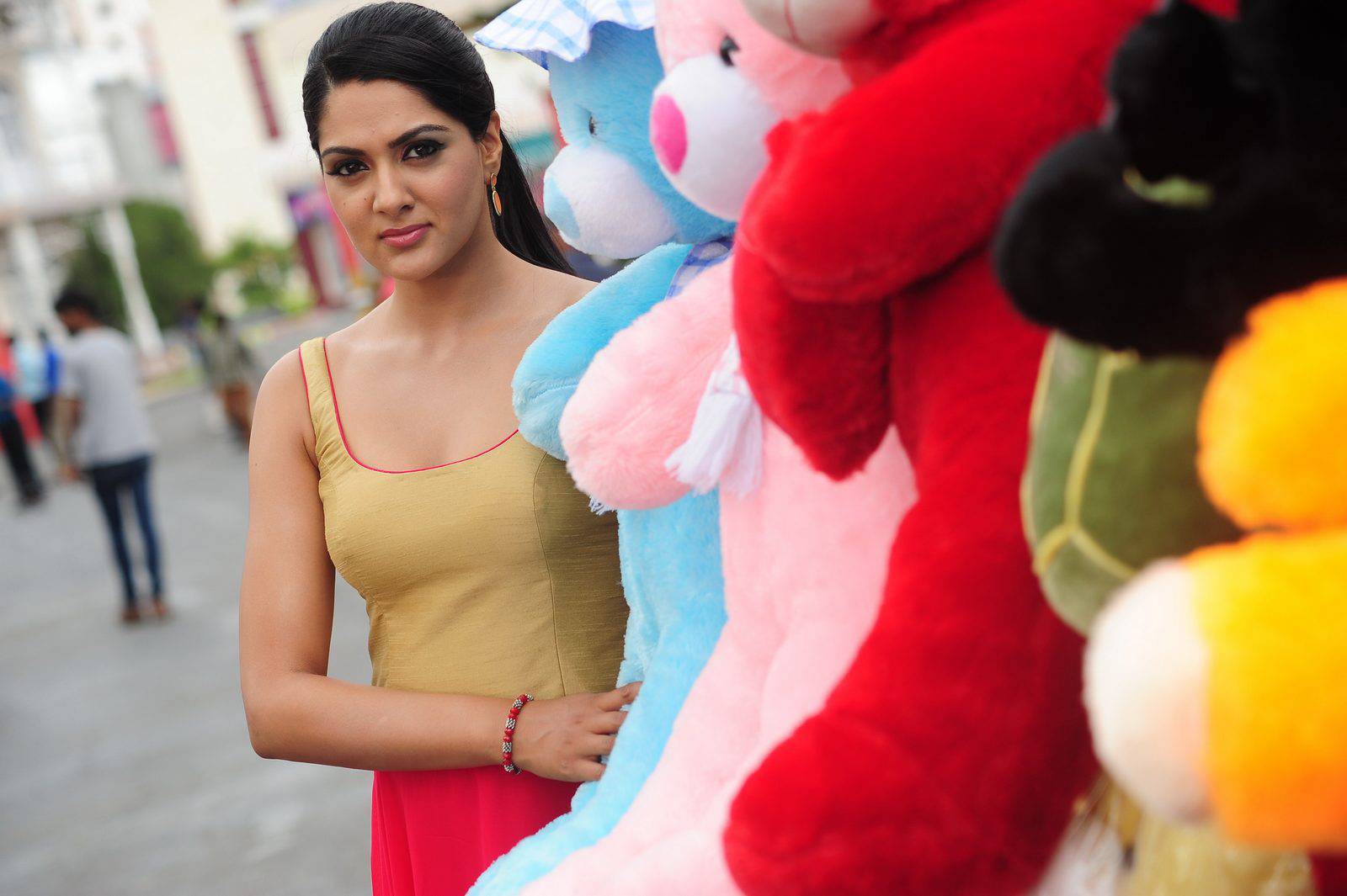 James Bond Telugu Movie Stills Sakshi Chowdary.