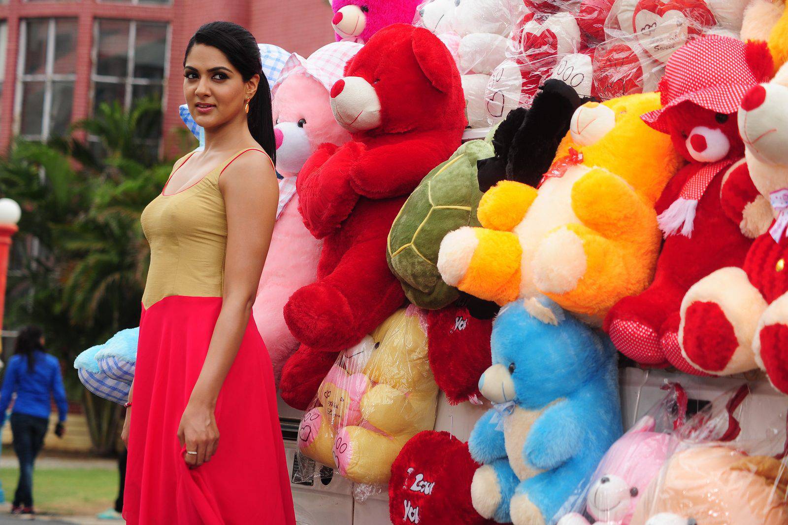 James Bond Telugu Movie Stills Sakshi Chowdary.