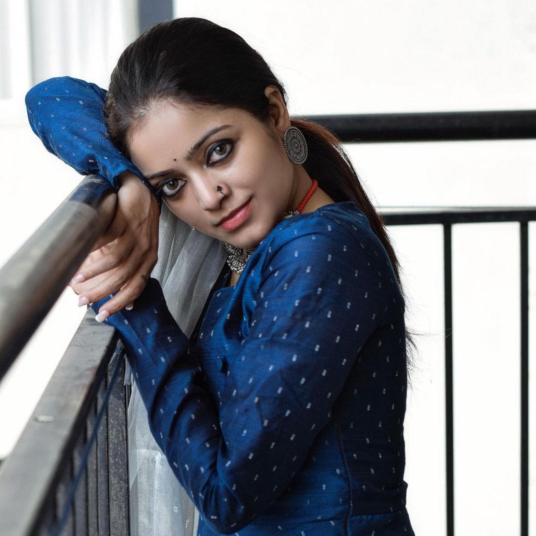 Actress Janani Iyer Sizzling Stills.