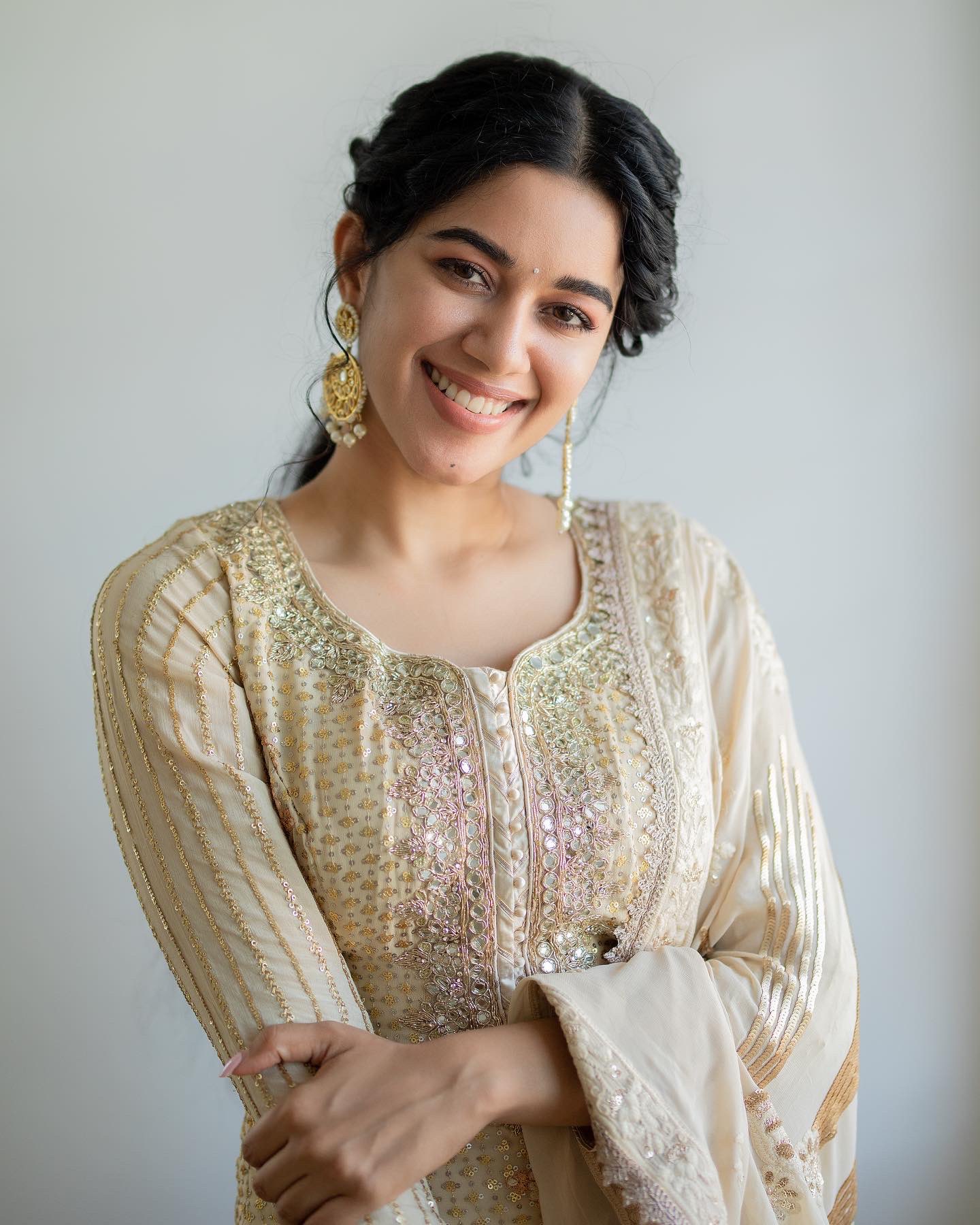 Mirnalini Ravi Eye Popping Stills.