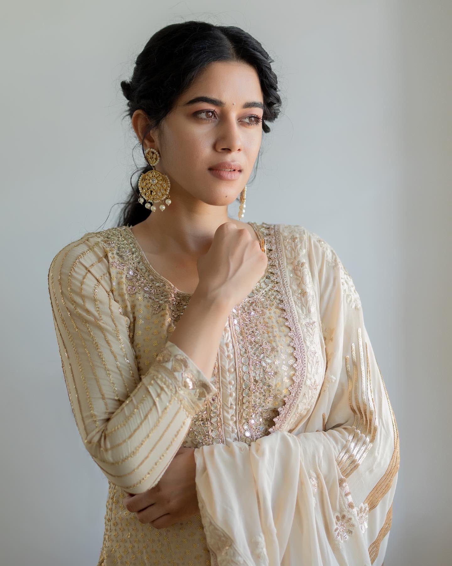 Mirnalini Ravi Eye Popping Stills.