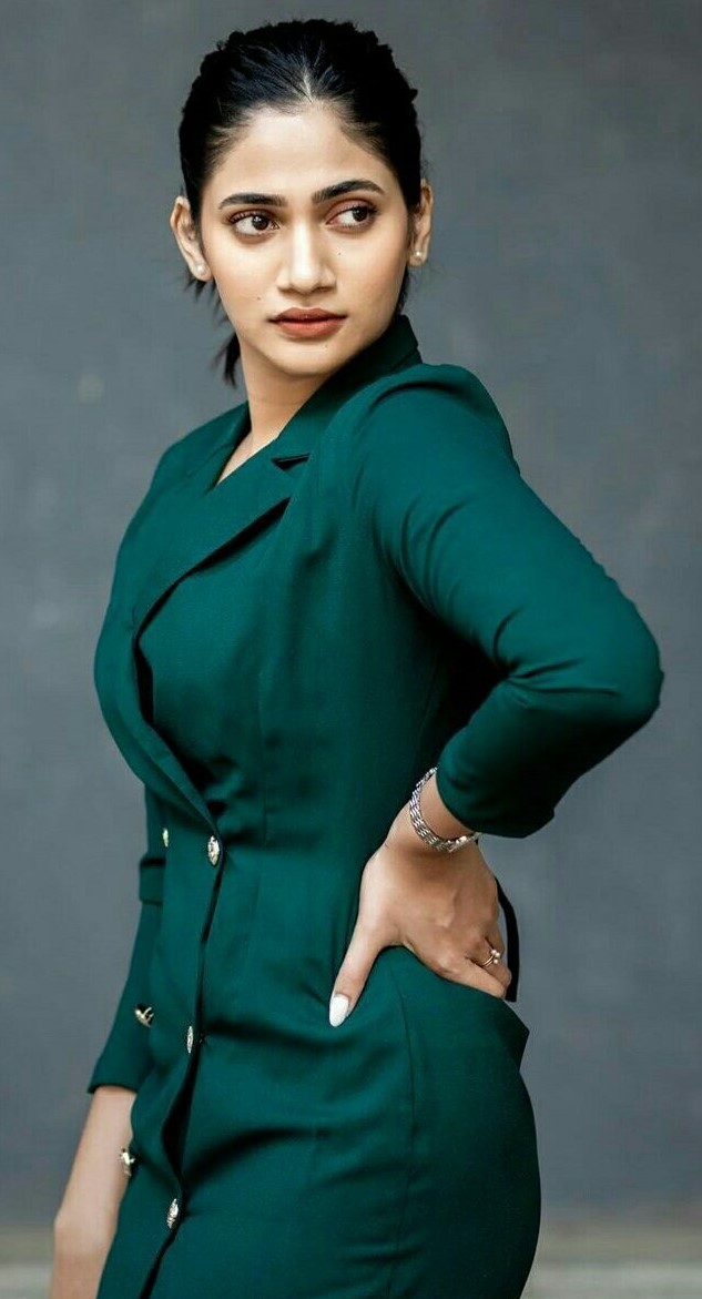 Losliya Mariyanesan Stunning Stills.