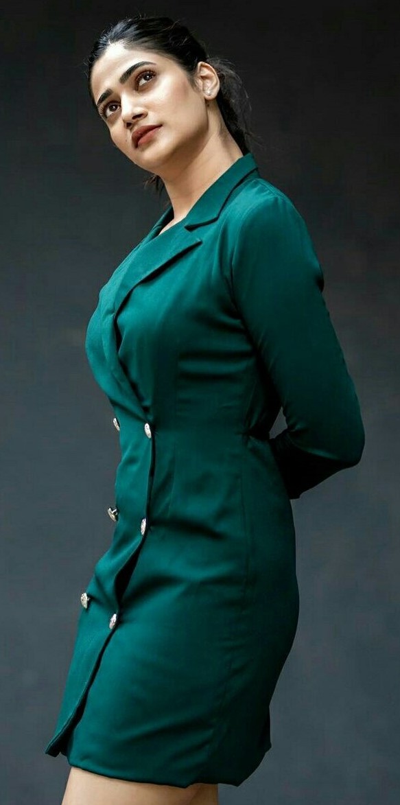 Losliya Mariyanesan Stunning Stills.