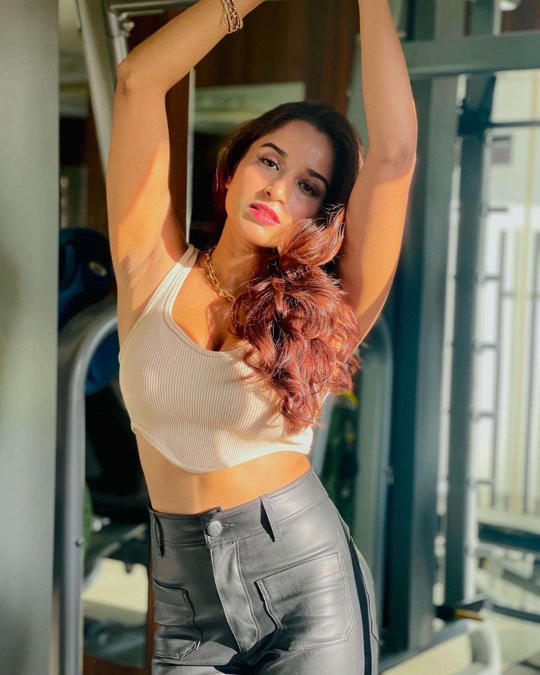 Pooja Bhalekar Sizzling Images.