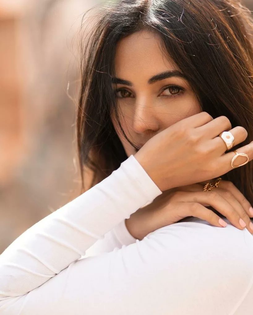 Sonal Chauhan Dazzling Pictures.