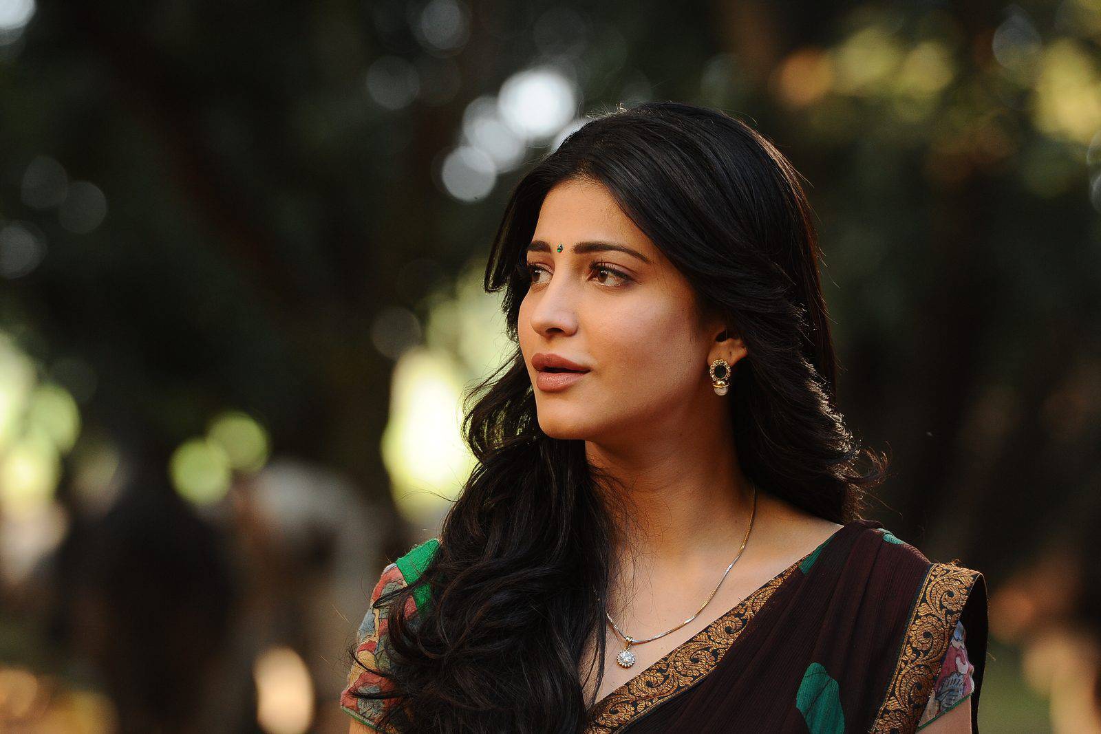 Shruti Haasan Stills from Srimanthudu Telugu Movie