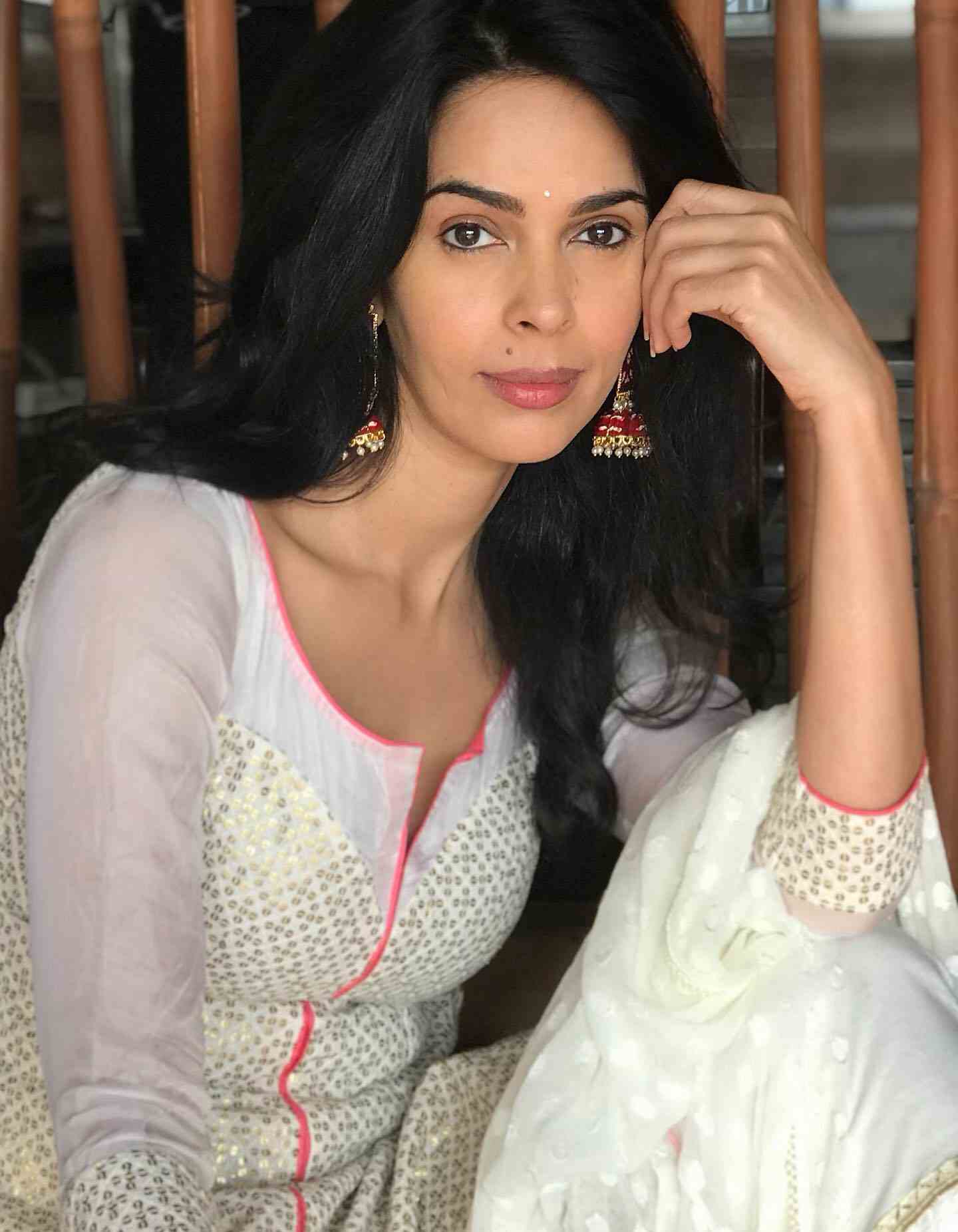 Charming stills of Mallika Sherawat!