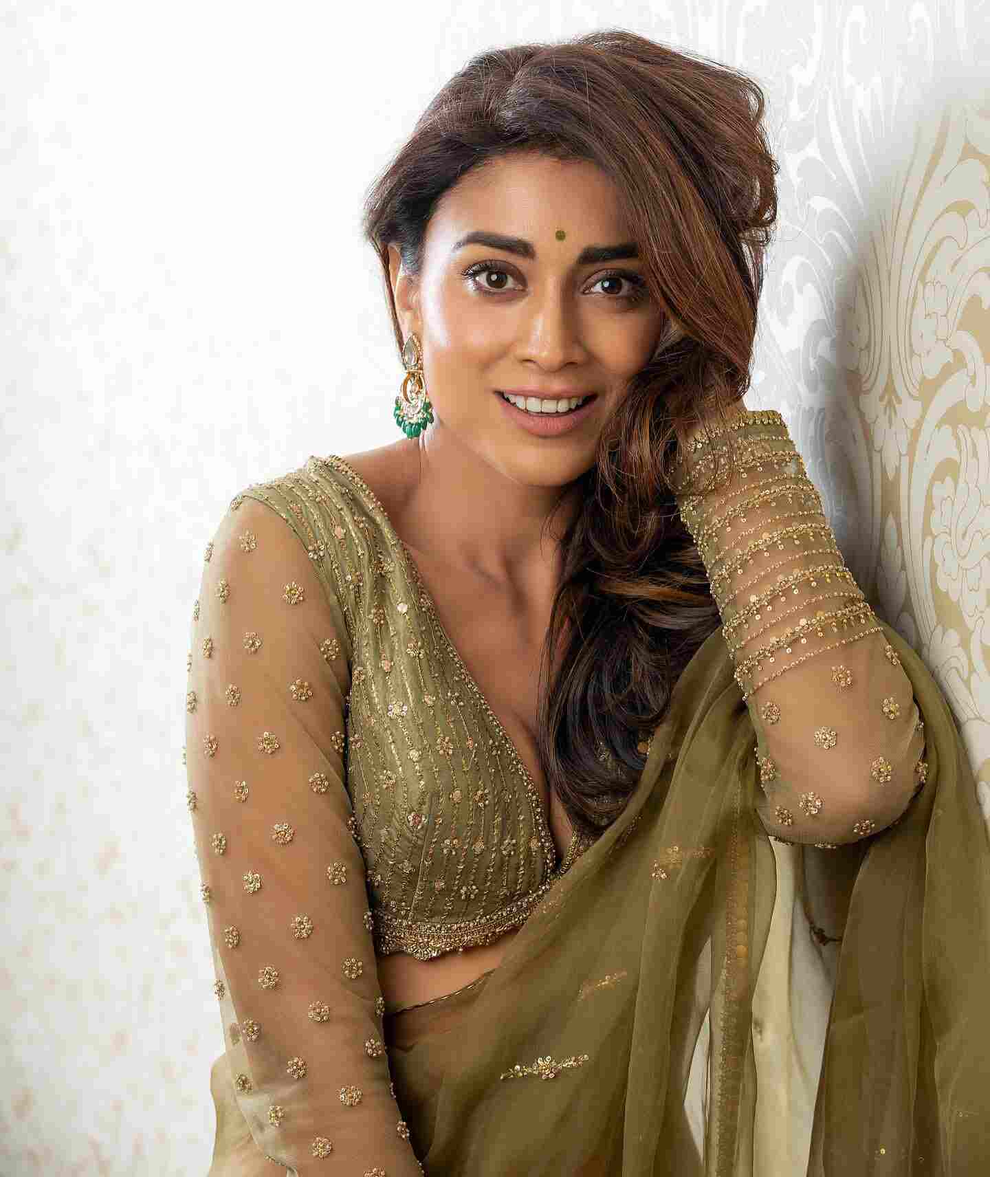 Charming stills of Shriya Saran!