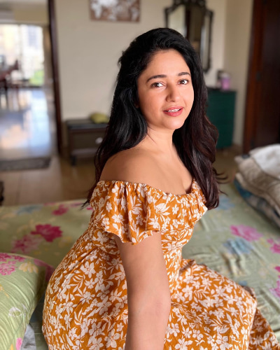 Charming stills of Poonam Bajwa!