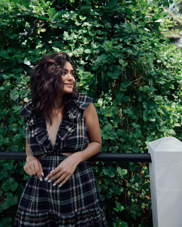 Gorgeous Stills of Mrunal Thakur!