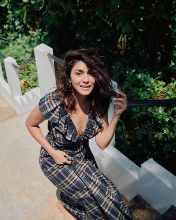 Gorgeous Stills of Mrunal Thakur!