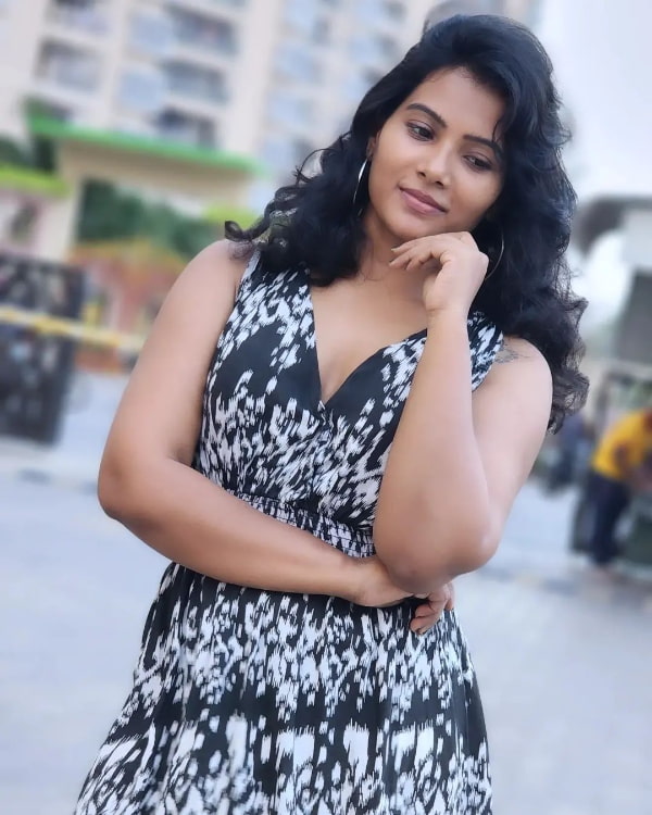 Sizzling Images of Dhivya Duraisamy!