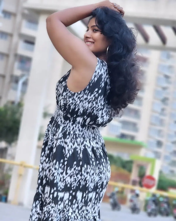 Sizzling Images of Dhivya Duraisamy!