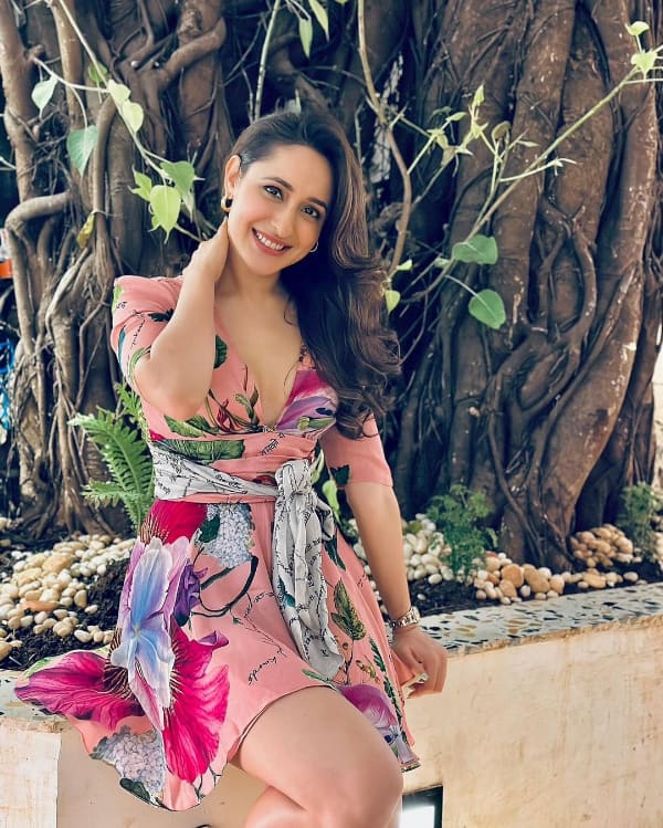  \"Pragya Jaiswal: Captivating and Trending Images that Ignite Curiosity!\"
