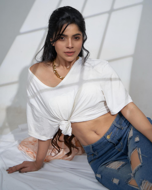 \"Captivating Divya Bharathi Photos: A Collection of Lovely Images\"