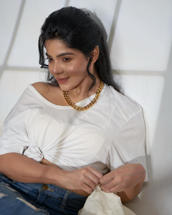 \"Captivating Divya Bharathi Photos: A Collection of Lovely Images\"