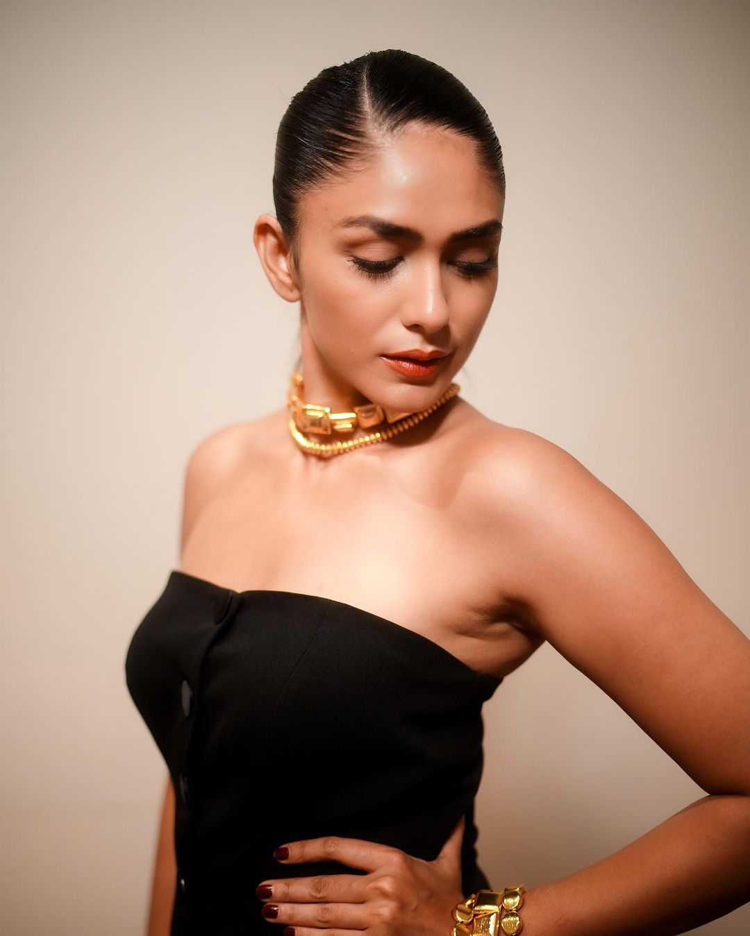 \"Captivating Mrunal Thakur: Discover Sizzling Images of the Rising Star!\"