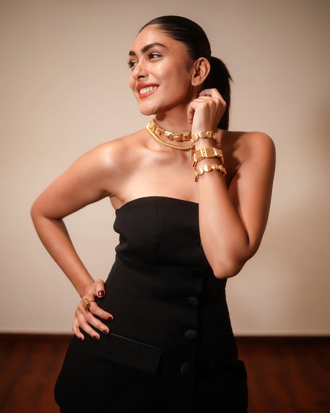 \"Captivating Mrunal Thakur: Discover Sizzling Images of the Rising Star!\"
