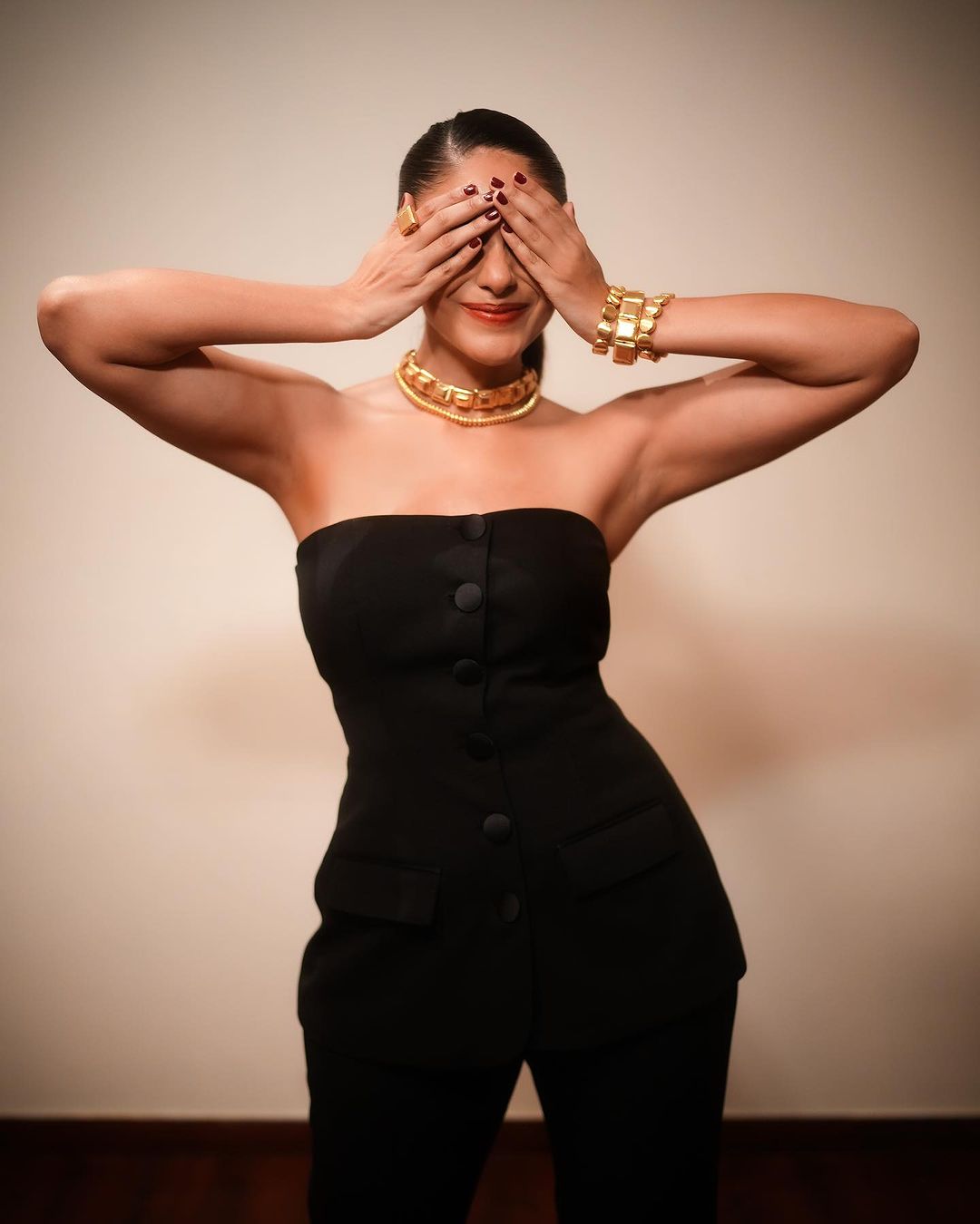 \"Captivating Mrunal Thakur: Discover Sizzling Images of the Rising Star!\"