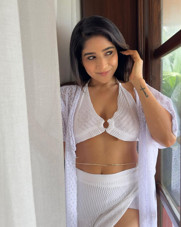 \"Stunning Sakshi Agarwal: Exploring Lovely Images of the Rising Star!\"