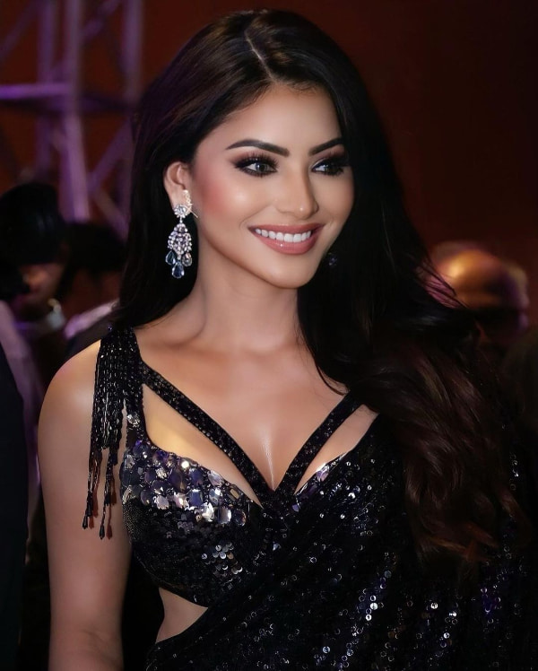 Discover the allure of Urvashi Rautela in this delightful picture that will leave you mesmerized!  Don't miss out on the latest trends of this stunning diva! #UrvashiRautela #GorgeousBeauty #CelebSnapshot #TrendingNow