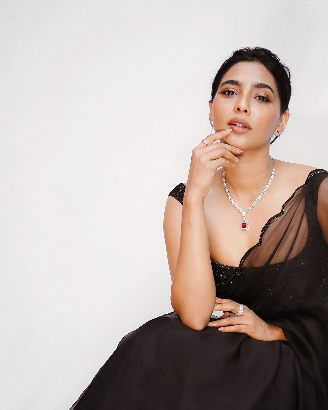 Captivating Photos of Aishwarya Lekshmi: Explore Her Stunning Stills! #AishwaryaLekshmi #CelebrityStills #GlamorousPhotos