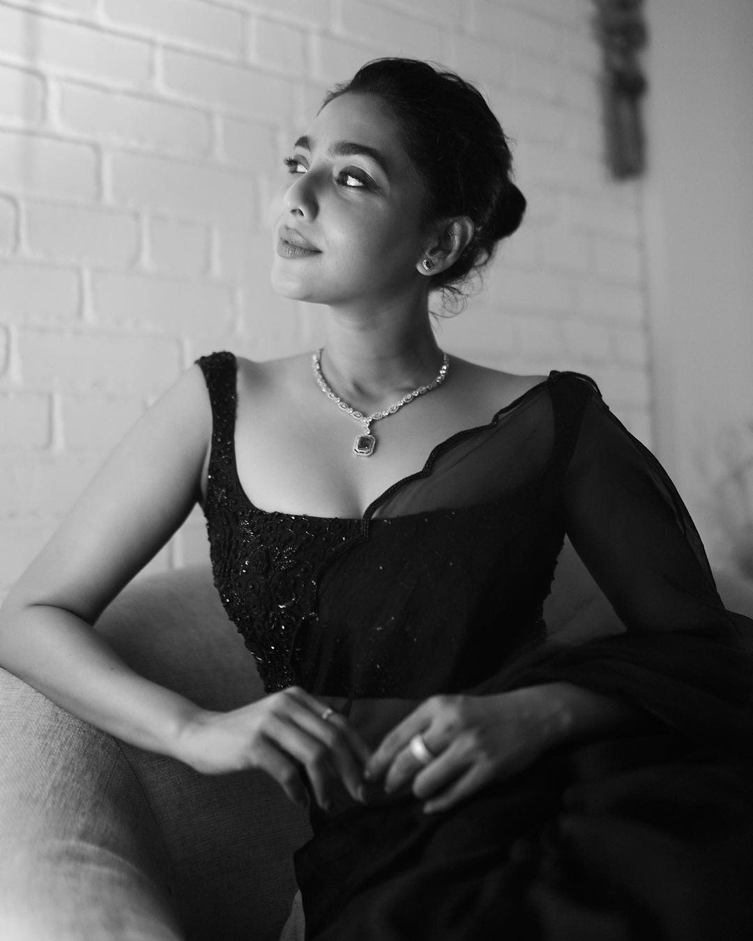 Captivating Photos of Aishwarya Lekshmi: Explore Her Stunning Stills! #AishwaryaLekshmi #CelebrityStills #GlamorousPhotos