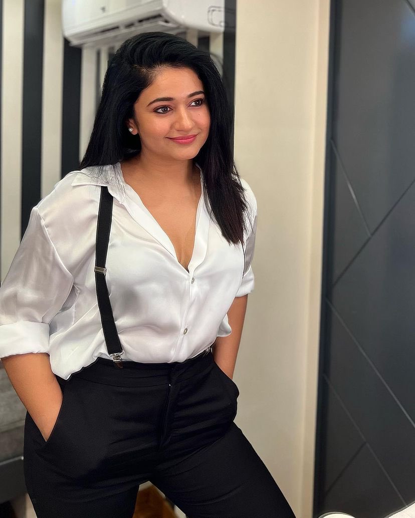 \"Discover the hottest and most recent photographs of the sensational Poonam Bajwa! Stay up-to-date with her captivating moments and latest updates.  #PoonamBajwa #LatestPhotos #TrendingSnaps #CelebrityCaptures\"