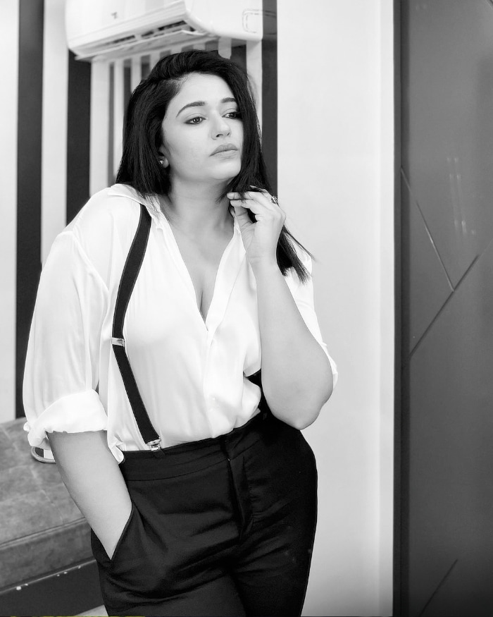 \"Discover the hottest and most recent photographs of the sensational Poonam Bajwa! Stay up-to-date with her captivating moments and latest updates.  #PoonamBajwa #LatestPhotos #TrendingSnaps #CelebrityCaptures\"