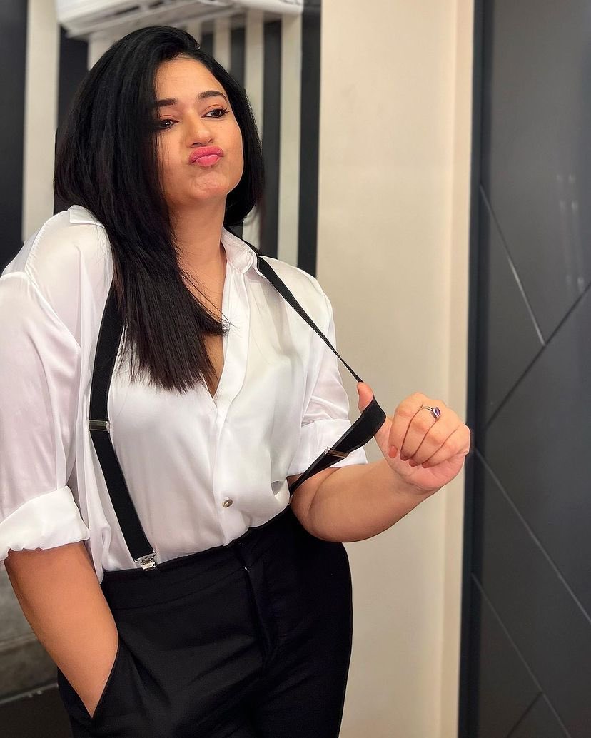 \"Discover the hottest and most recent photographs of the sensational Poonam Bajwa! Stay up-to-date with her captivating moments and latest updates.  #PoonamBajwa #LatestPhotos #TrendingSnaps #CelebrityCaptures\"