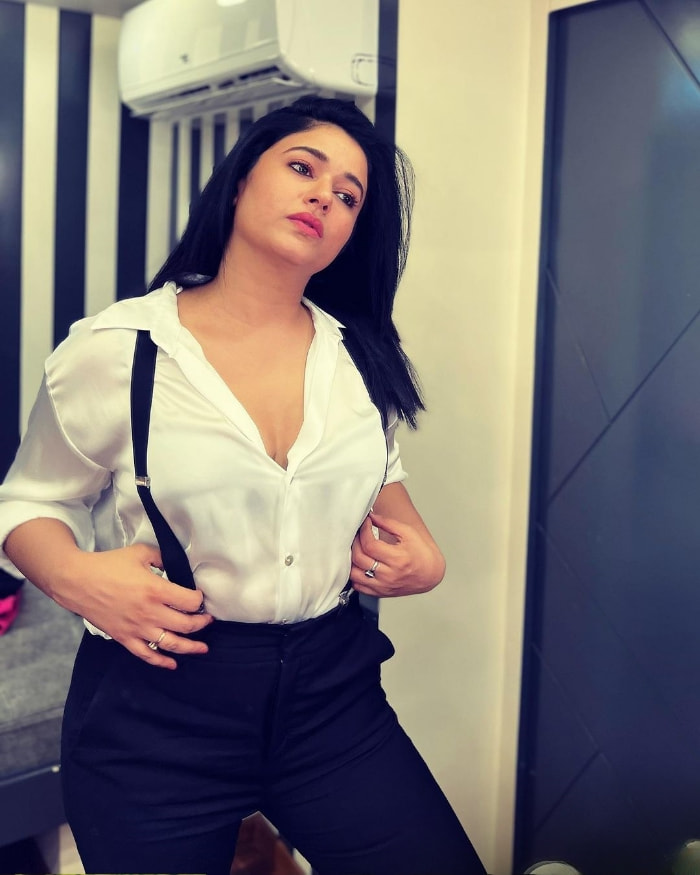 \"Discover the hottest and most recent photographs of the sensational Poonam Bajwa! Stay up-to-date with her captivating moments and latest updates.  #PoonamBajwa #LatestPhotos #TrendingSnaps #CelebrityCaptures\"