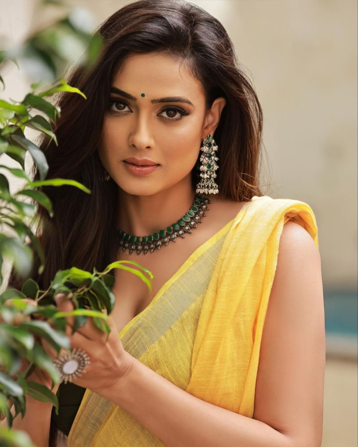 \"Discover the mesmerizing stills of the ever-gorgeous Shweta Tiwari that will leave you spellbound! Feast your eyes on the latest trending snaps of this stunning actress.  #ShwetaTiwari #BollywoodBeauty #CelebStills #GorgeousActress #TrendingPhotos\"
