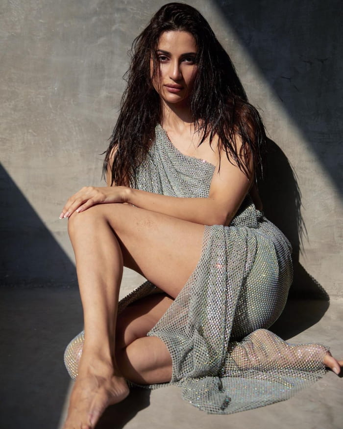 Discover the latest mesmerizing images of the stunning Diksha Singh, showcasing her irresistible charisma and beauty. Indulge in the trending visual allure that has captivated many.  #DikshaSinghBeauty #SizzlingCharisma #TrendingGlamShots\"